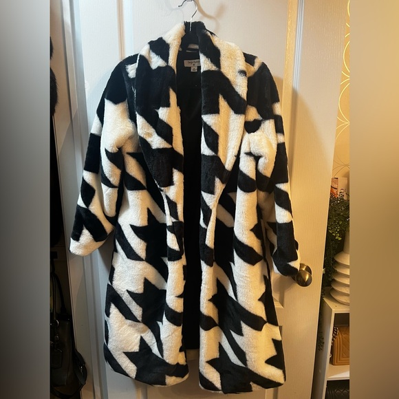 Super cute faux fur jacket! - Picture 2 of 8